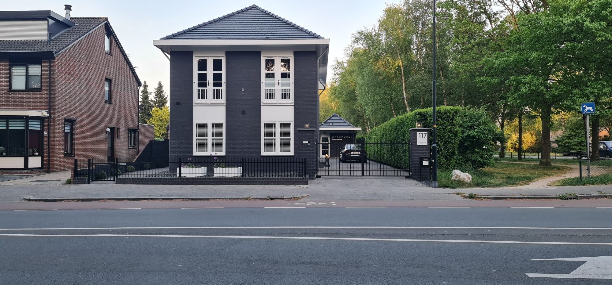 Dubbele poort Agate in Den Haag
